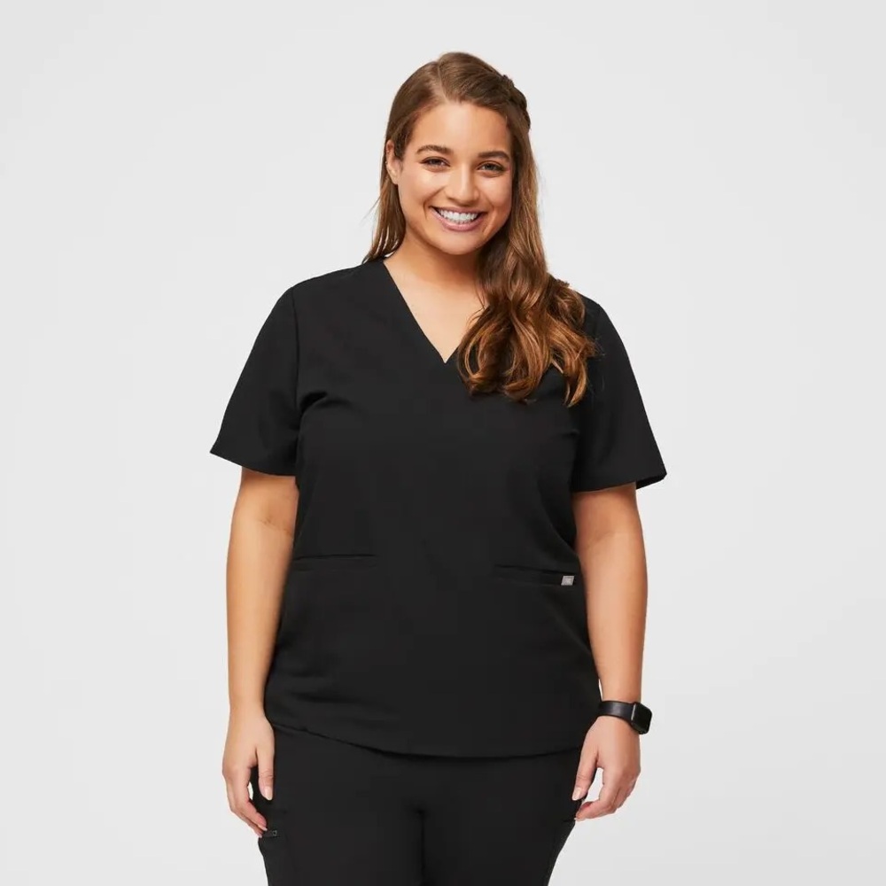 FIGS Casma Three Pocket Scrub Top in Black